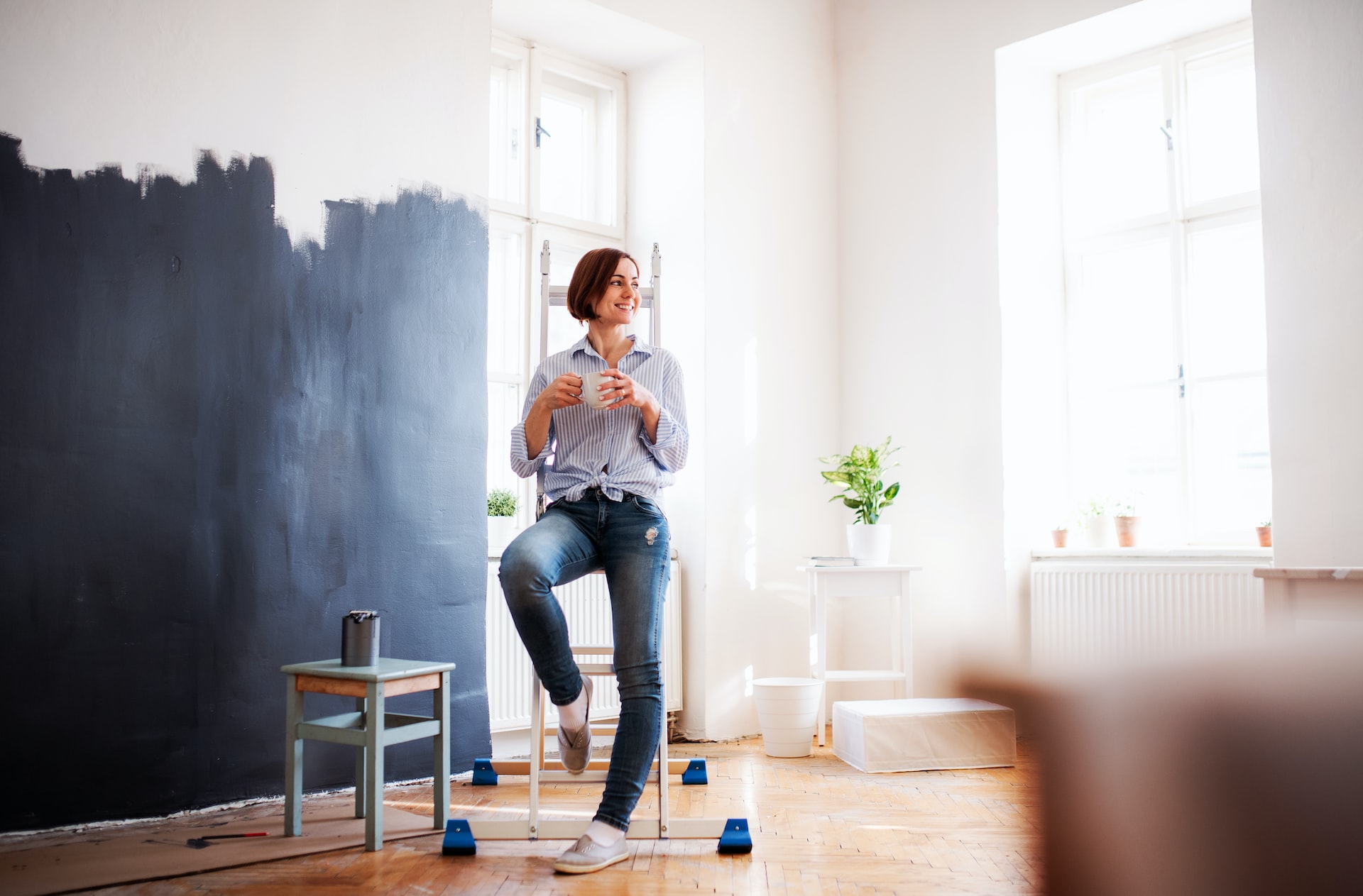 een vrouw die op een stoel in een kamer zit.