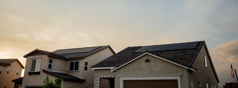 een huis met een zonnepaneel op het dak.