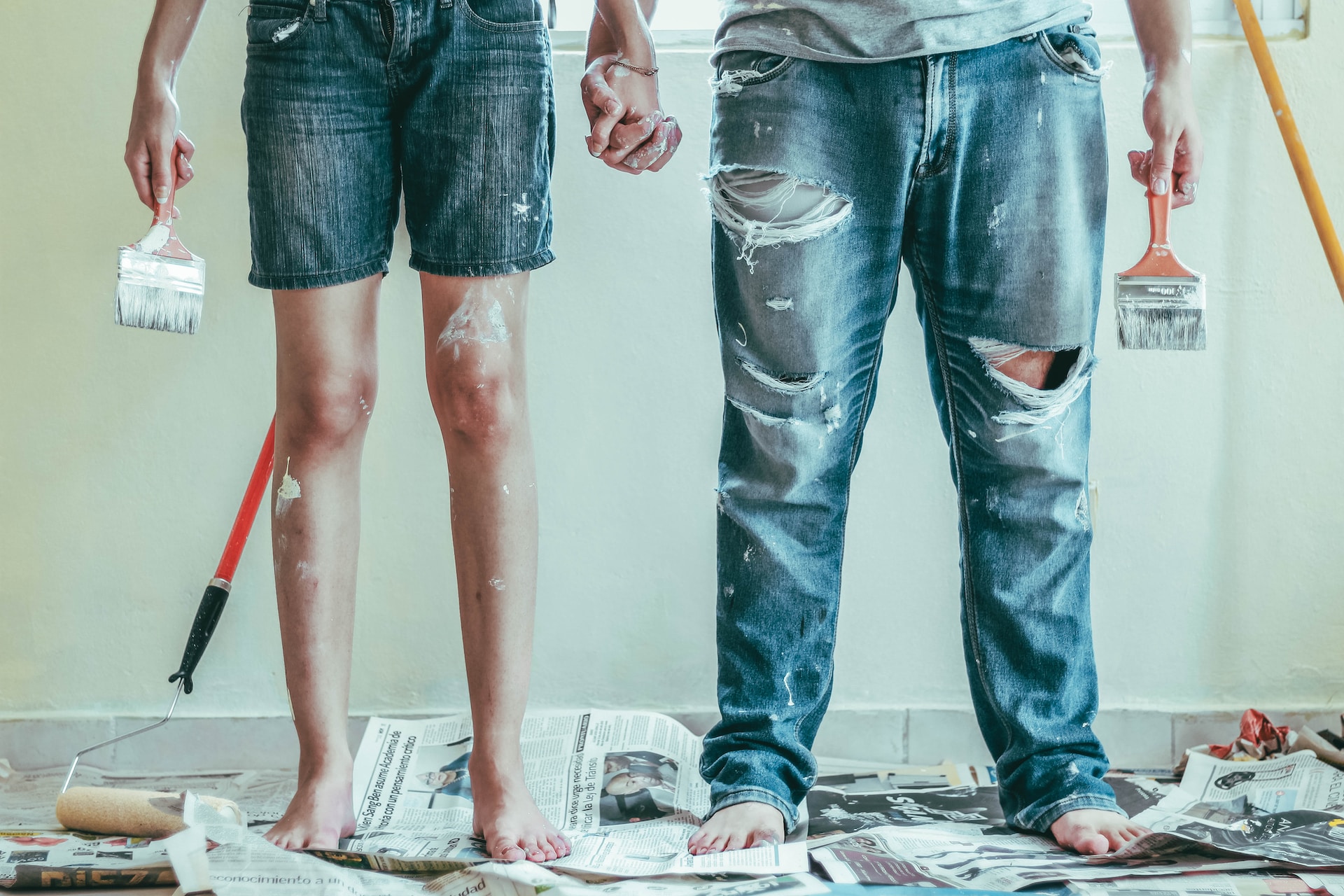 een man en een vrouw die bovenop een stapel kranten staan.