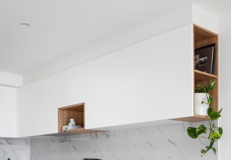 een keukenkast met een marmeren aanrechtblad.