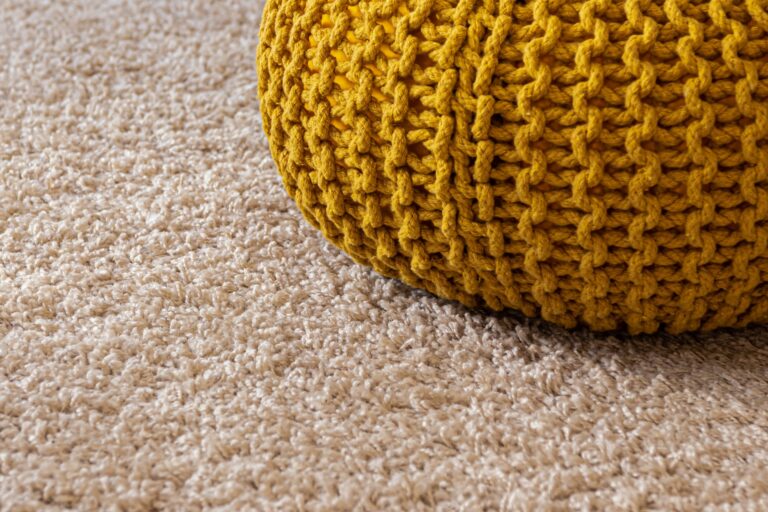 een gele bal bovenop een wit tapijt.
