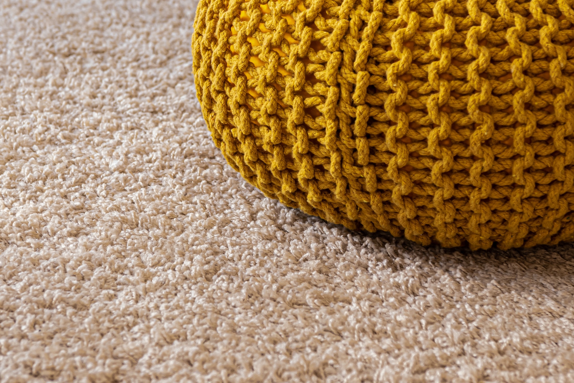 een gele bal bovenop een wit tapijt.