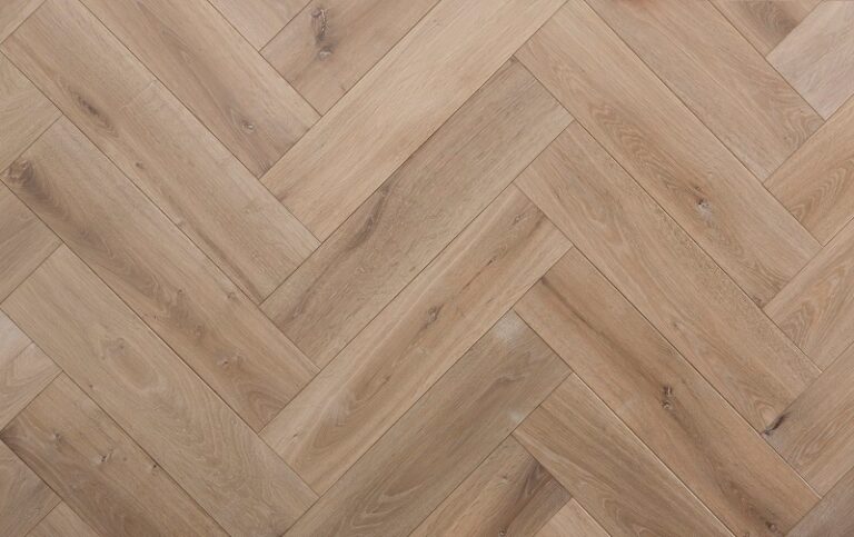 een close-up van een houten vloer met een chevronpatroon.