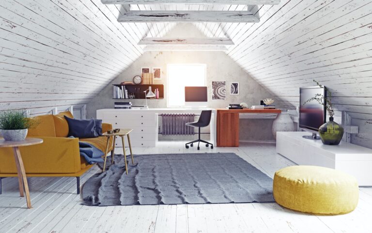 een zolder met witte muren en een grijs tapijt.